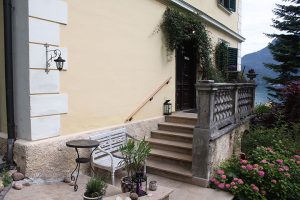 Treppenaufgang zur Villa